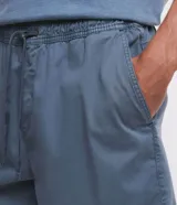 Bermuda de sarga lavada color gris claro, de corte recto, con bolsillos laterales y presillas en la cintura.