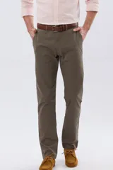 Pantalón skinny azul marino con spandex, bolsillos traseros ojal con botón y etiqueta de la marca.