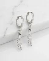 Aros tipo argolla de plata con dije colgante en forma de serpiente, decorados con circonias brillantes y detalles en negro en los ojos.