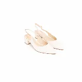 Zapato destalonado Chérie modelo Myra, color off-white, con punta fina y taco cuadrado bajo de 4 cm. Cuenta con tira ajustable en el talón.