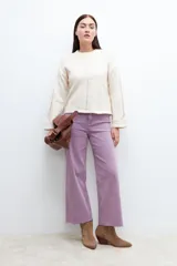 Sweater color beige claro con cuello redondo y detalle calado en el frente y mangas. Corte holgado.