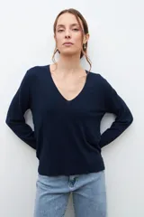 Sweater crudo de tejido de punto, con escote en V y mangas largas.