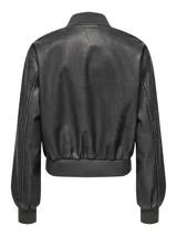Chaqueta bomber corta de cuero sintético efecto gastado en color negro, con cuello redondo, cierre frontal de cremallera, bolsillos ribeteados y puños y cintura acanalados.
