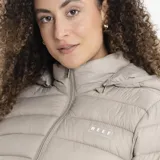 Campera puffer Reef de color beige, con diseño acolchado, cierre frontal completo, capucha desmontable y logo de la marca en el pecho.