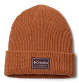 Gorro tipo beanie de tejido de punto acanalado color marrón camel, con dobladillo y parche rectangular con el logo de la marca en la parte frontal.