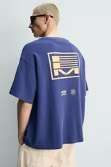 Remera de algodón con cuello redondo y manga corta, de corte holgado. Presenta un estampado frontal con la frase 'Sonic Bloom' en color amarillo.