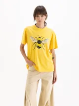 Remera de jersey de algodón pima, color amarillo, de calce recto y mangas cortas, con estampa frontal de abeja.