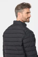 Campera de abrigo gris oscuro, capitoneada, con cuello alto y capucha desmontable. Cierre frontal con cremallera y bolsillos laterales con cierre. Logo bordado en el pecho.
