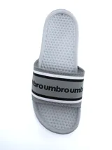 Ojotas negras con logo Umbro en blanco.