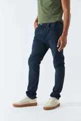 Pantalón jean de calce regular, color celeste con efecto lavado y roturas.