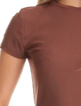 Remera de tejido acanalado con escote a la base y manga corta, confeccionada en modal con elastano.