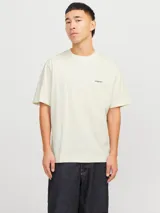 Remera de algodón color crudo, corte holgado, cuello redondo y manga corta. Estampa en la espalda con diseño de uvas y texto "Creative Studio Rue de Valois".