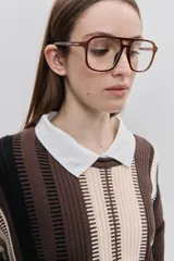 Sweater de punto de calce relajado, con escote redondo y mangas largas, con un diseño a rayas verticales en tonos marrón, beige, negro y crudo.