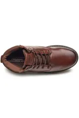 Borcegos de hombre marca Pegada color tostado, con cordones al tono, cuello de tejido marrón y suela track. Presenta detalle de inscripción en el lateral.