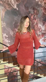 Vestido corto tejido en red color ladrillo, con mangas oxford y forro desmontable.