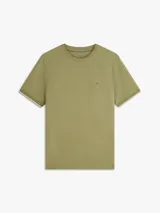Remera de manga corta Tommy Hilfiger de corte slim en color verde militar, con cuello redondo clásico y detalle de doble raya blanca en los puños. Presenta el icónico logo de la marca bordado en el pecho.