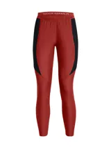 Pantalón deportivo Under Armour de corte ajustado, diseñado para fútbol. Presenta un diseño bicolor en rojo y negro con cintura elástica y cordón de ajuste interno. Incluye tecnología de secado rápido y tejido elástico en cuatro direcciones para mayor movilidad.