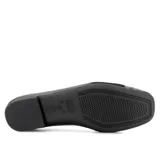 Zapato casual Usaflex Care Juanetes color cuero, con capellada de cuero combinada con material textil elastizado en los costados y detalle de hebilla dorada.