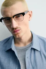 Camisa de algodón chambray color azul claro, de corte relajado (relaxed fit), manga larga con puños abotonados y bolsillo de parche en el pecho.