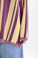 Sweater de punto con diseño de rayas verticales en tonos violeta y amarillo, de cuello redondo y mangas largas.