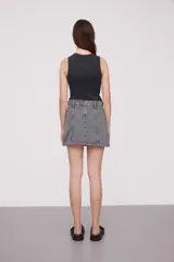 Minifalda de jean celeste con bolsillos cargo y presillas laterales con hebillas metálicas.