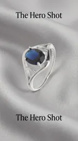 Anillo de plata 925 con diseño solitario que presenta un cristal ovalado en color azul zafiro, engastado en una estructura metálica con detalles calados.