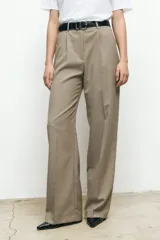 Pantalón de vestir color beige, de corte recto y tiro alto.