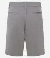 Bermuda de sarga color blanco, de corte recto y diseño básico con bolsillos laterales y traseros.