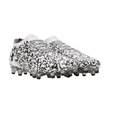Championes de fútbol Under Armour Magnetico Pro 5 FG con diseño de patrón geométrico pixelado en blanco y negro. Presentan el logo de la marca en el lateral y suela con tapones para césped natural.