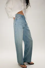 Jeans de tiro alto con diseño de cinco bolsillos y pernera recta. Presenta una raya planchada a lo largo de la pierna y cierre frontal con cremallera y botón.