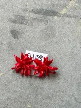 Par de aros rojos con forma de flor de 5 cm de diámetro, hechos a mano en porcelana.