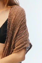 Kimono largo de algodón negro con punto calado, calce amplio, hombros caídos, mangas cortas, aberturas laterales y terminación desflecada en el ruedo.