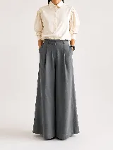 Pantalón wide leg de lino natural, color gris oscuro, de tiro alto con pinzas en la parte delantera y bolsillos laterales.