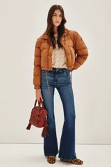 Campera puffer color tostado, con cierre frontal y botones a presión, cuello alto y puños tejidos acanalados.