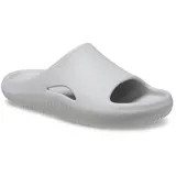 Sandalias tipo slide de una sola pieza, color verde oliva, con diseño ergonómico y contemporáneo. Presentan una abertura lateral en la parte superior y una suela gruesa con textura acanalada.
