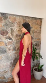Vestido largo de jersey texturado a rayas finas, con escote halter profundo y tajo lateral.