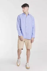 Bermuda cargo color beige con bolsillos laterales y cierre frontal con botón y cremallera.