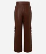 Pantalón recto de cuero sintético color marrón, con bolsillos cargo laterales y cierre frontal con botón y cremallera.