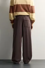 Pantalón jogger relaxed fit de color marrón con efecto lavado, cintura elástica ajustable con cordón y bolsillos laterales.