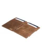 Billetera de cuero marrón con tarjetero y detalle de diseño minimalista.