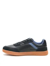 Sneakers de hombre Caterpillar modelo Pause Retro, color negro con detalles en azul y suela de goma color tostado. Confeccionados en cuero napa y gamuza, con cordones y suela texturizada con patrón de panal.