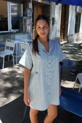 Vestido corto amarillo a cuadros blancos, con cuello mao, botones a tono, logo bordado a contratono en el frente y corte oversized.