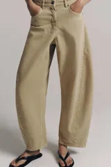 Jeans balloon leg de tiro medio y longitud al tobillo, con efecto lavado, cintura con trabillas, cinco bolsillos y cierre frontal con cremallera y botón.