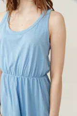 Vestido corto de algodón color salmón, sin mangas, con cuello redondo y cintura elastizada.