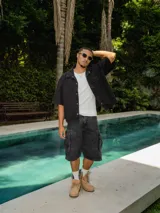 Camisa de gabardina lavada color negro, con rotura en el cuello y parche en la espalda.