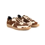 Championes de estilo urbano con diseño combinado en cuero negro y paneles laterales con estampado animal print tipo leopardo. Presenta detalle en color dorado en el talón, cierre con cordones negros y suela de goma en tono natural.