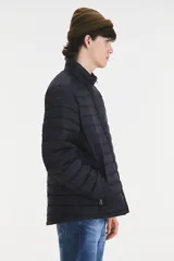 Campera puffer azul marino con cierre frontal, cuello alto y bolsillos laterales con cierre.