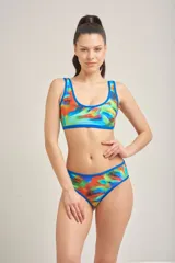 Conjunto de bikini naranja con corpiño deportivo de breteles anchos y bombacha clásica.