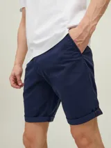 Short chino de corte regular y tejido elástico, con bolsillos laterales y traseros, y botamangas con vuelta.