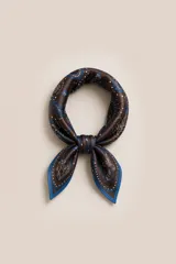 Pañuelo cuadrado de seda con estampado de estilo western que combina motivos florales de rosas y patrones paisley en tonos marrones, con detalles en azul y blanco. Presenta bordes en color azul y terminaciones hechas a mano.